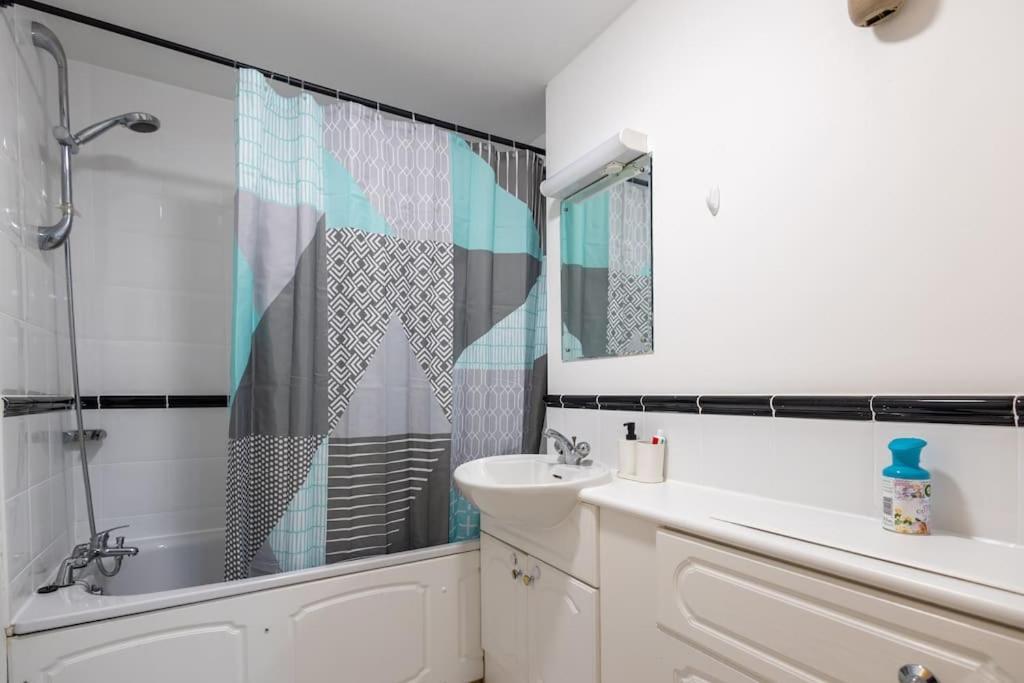 Morden London Apartment, By The Sea With Free Parking Bagian luar foto