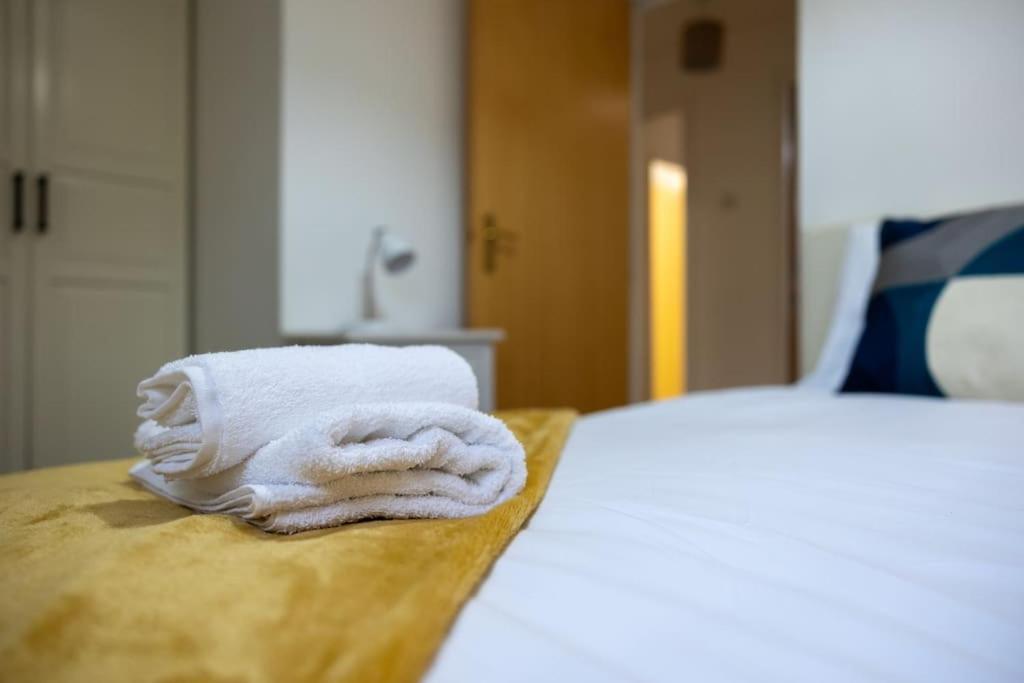 Morden London Apartment, By The Sea With Free Parking Bagian luar foto