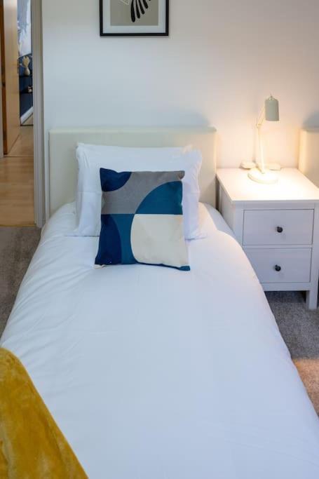 Morden London Apartment, By The Sea With Free Parking Bagian luar foto