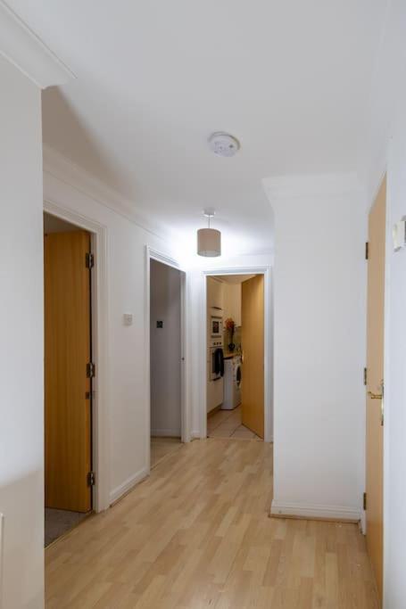 Morden London Apartment, By The Sea With Free Parking Bagian luar foto