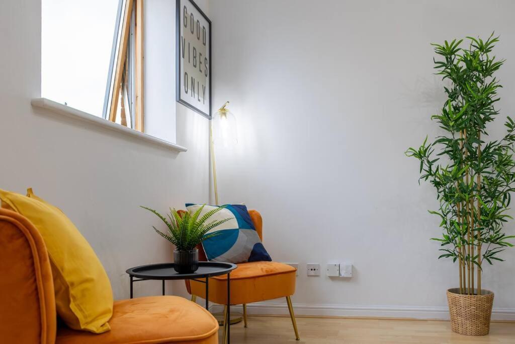 Morden London Apartment, By The Sea With Free Parking Bagian luar foto